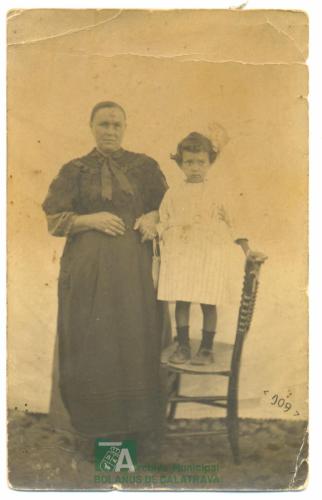 Retrato abuela y nieta subida en silla