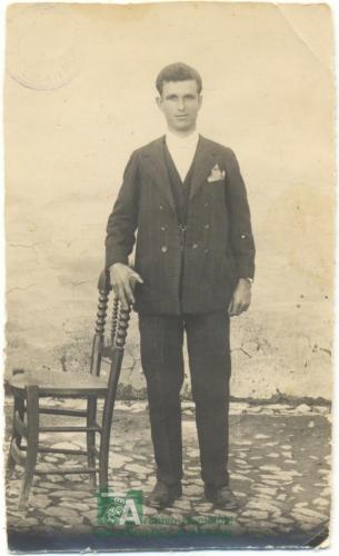 Retrato de hombre apoyado en silla