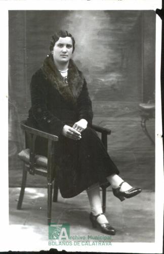 Retrato mujer sentada (Adelaida Menchero Plata), años 50