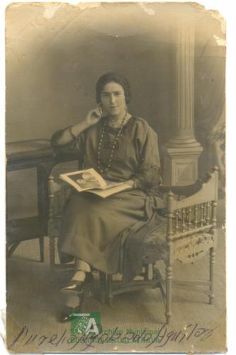 Retrato mujer sentada