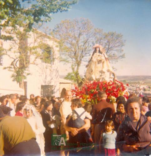 V. del Monte procesionando, niña de comunión delante