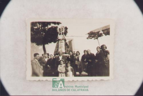 Virgen en puerta antigua de la casa del santero, años 1940 (curiosidad, la foto está revelada al