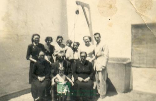 retrato familiar en el patio . donada por Casimira Gúzman Baos